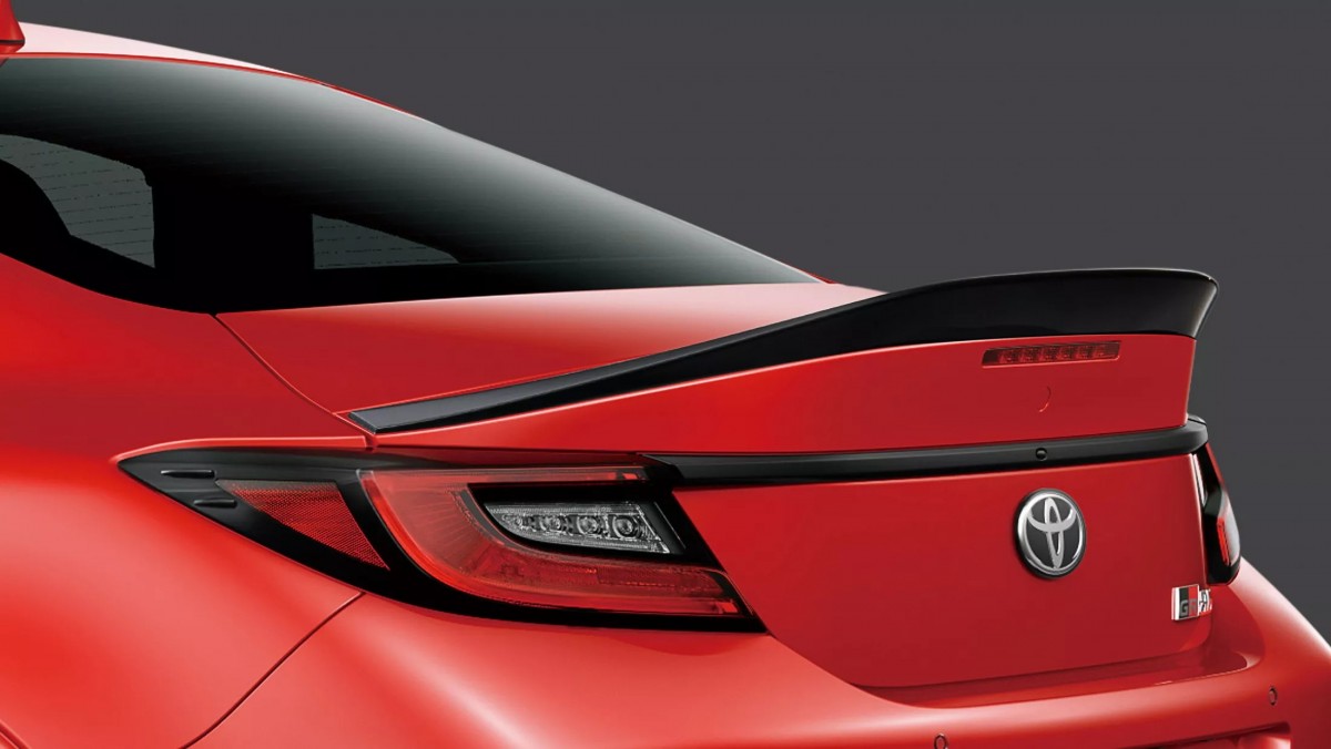 鴨尾的部分特別採用了輛黑色的烤漆處理,彰顯車款的不同之處。