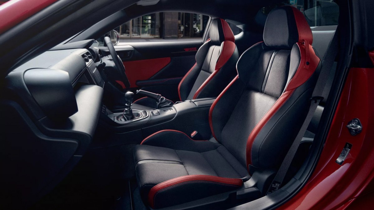 門板上也可以看到這輛車特別版的徽飾,彰顯車款的不同。