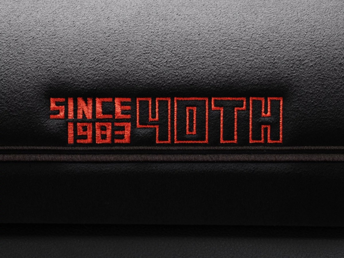 在門板上採用的是刺繡的方式處理,看起來相當精緻。