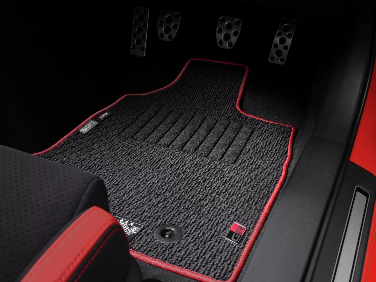 腳踏墊上也有一樣的徽飾標籤在側。