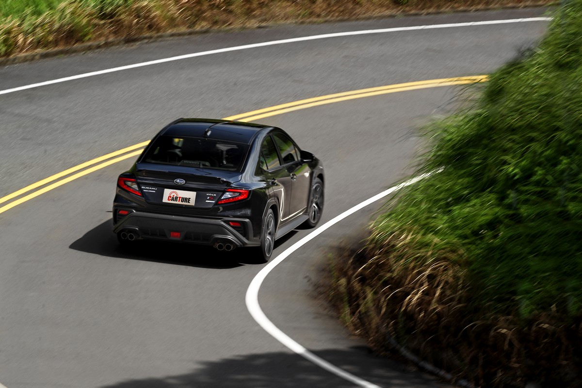 隔音與制震都比前代好,但後座震動起伏就顯得不如以往出色,對有小孩的車主來說是此表現是不合格。