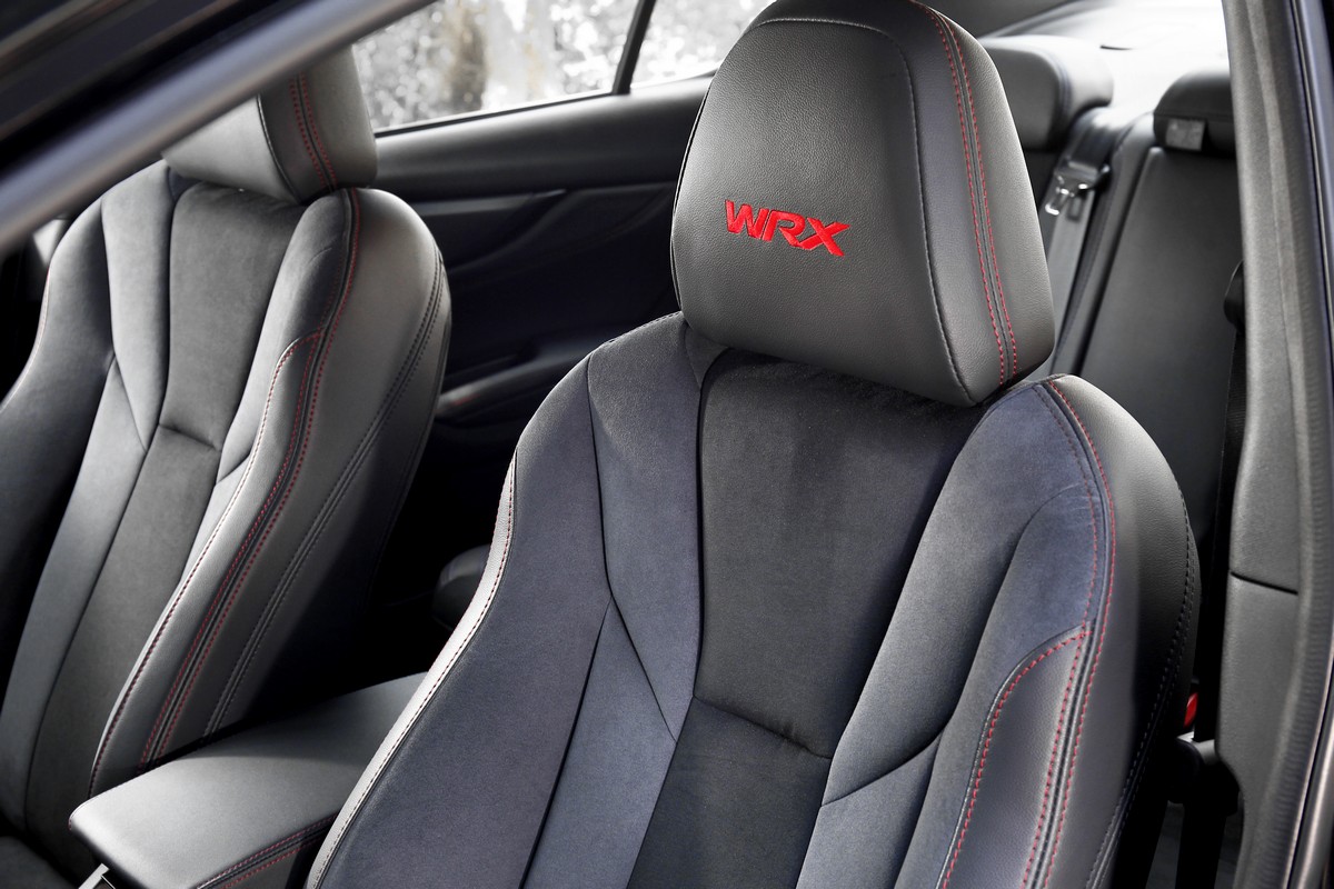 前座包覆性良好,麂皮材質也有止滑效果。