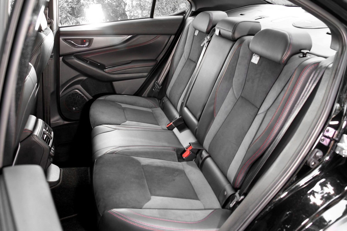 後座腿部空間有變大,但頭部因車尾線條緣故所以進出不如先前開闊。