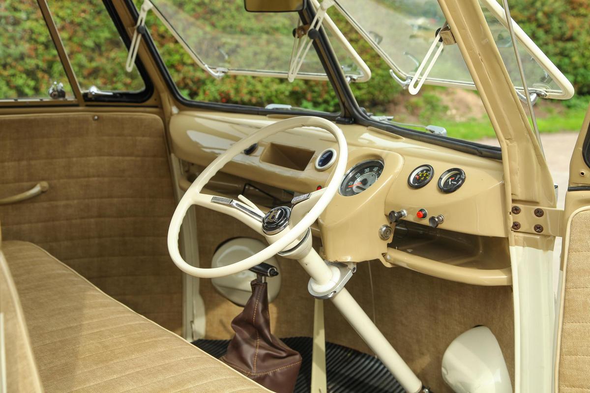 車內飾板與座椅也都狀況良好。