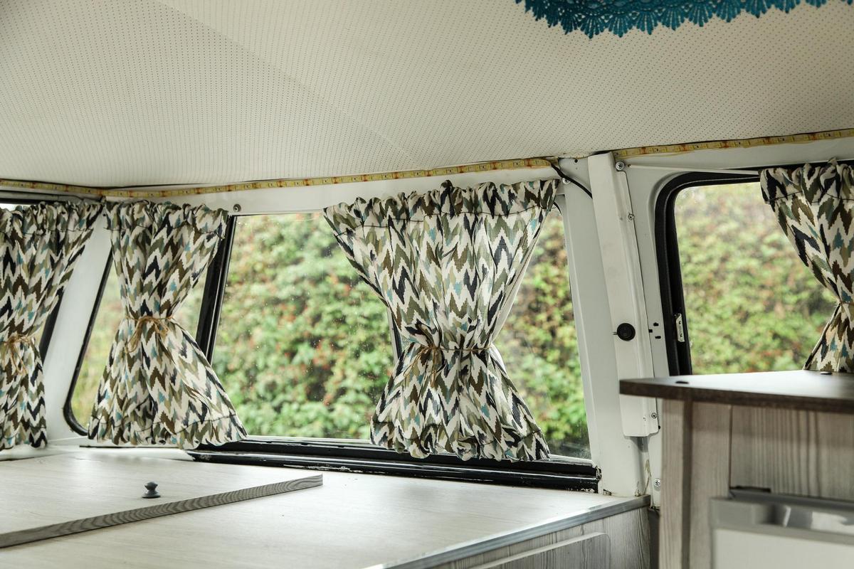 拖車有規劃床鋪·收納空間。