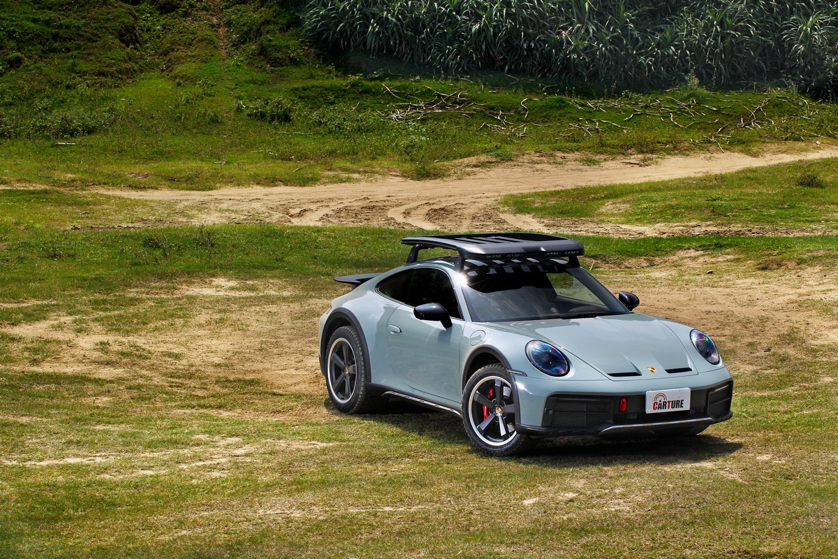 911 Dakar儘管變高但911跑車曲線與氣勢依舊存在,此金屬魅影綠車色為選配色。