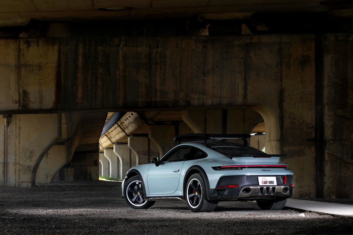 但輪拱防刮飾板與車頂行李架和身高,散發更多的是越野氣息。