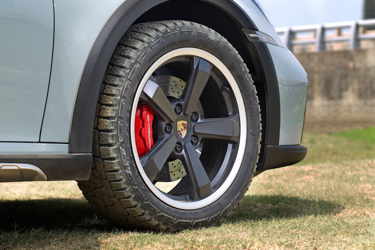 前245/45 R19、後295/40 R20輪胎不僅在外觀帶來越野氣息,於乘坐方面也給予舒適感受。