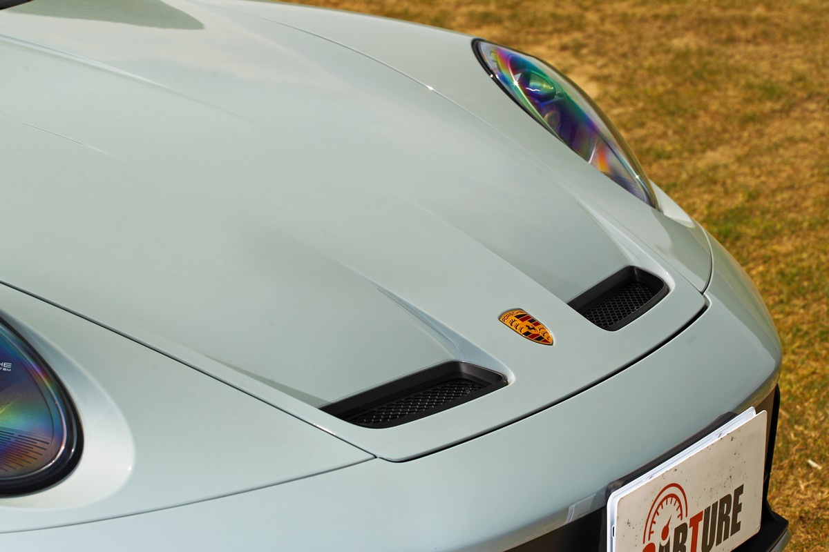 引擎蓋、後視鏡、車頂與尾翼皆為碳纖維材質。