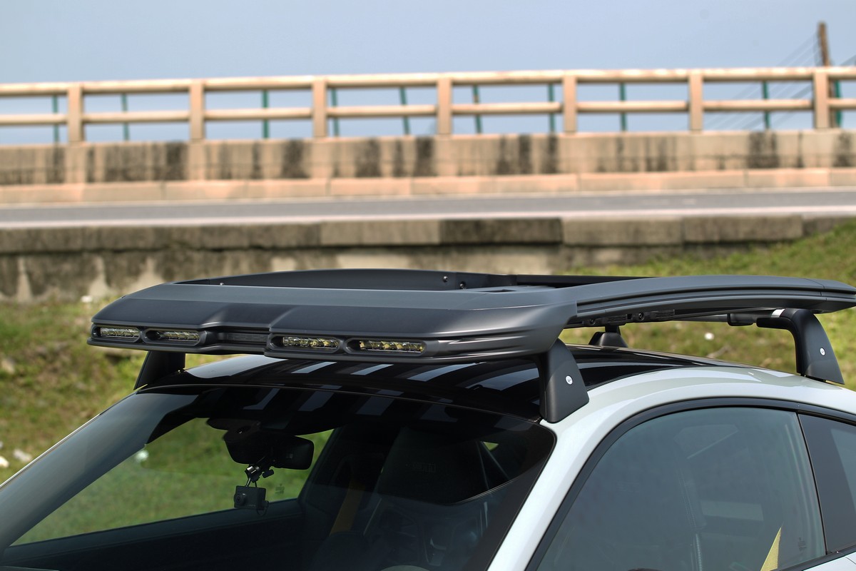 有了911 Dakar當然要去野外或露營,這時就要選配具有42公斤負載能力附有探照燈的車頂行李架。