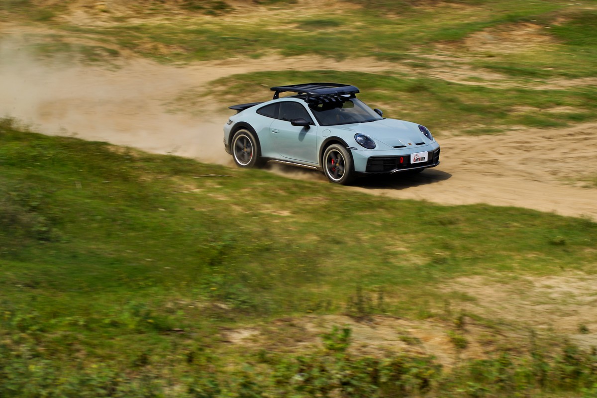 為應付越野道路911 Dakar有提供 Offroad與Rallye模式。