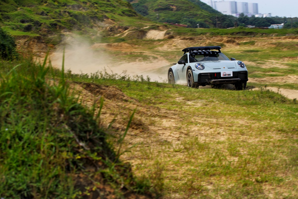 在沙地崎嶇路面無須擔心慢慢開,如果你敢911 Dakar可是允許在170km/h內用高底盤模式進行操駕。