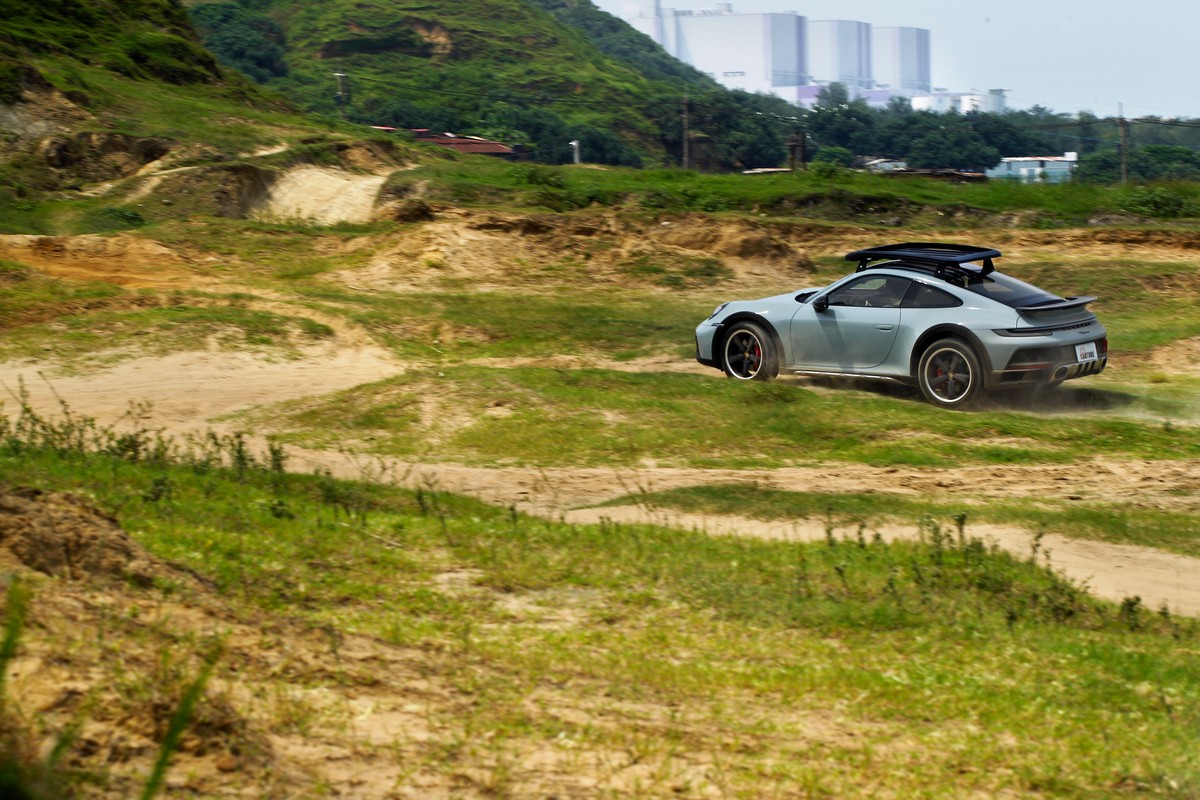 911 Dakar最高極速則限制在240km/h。