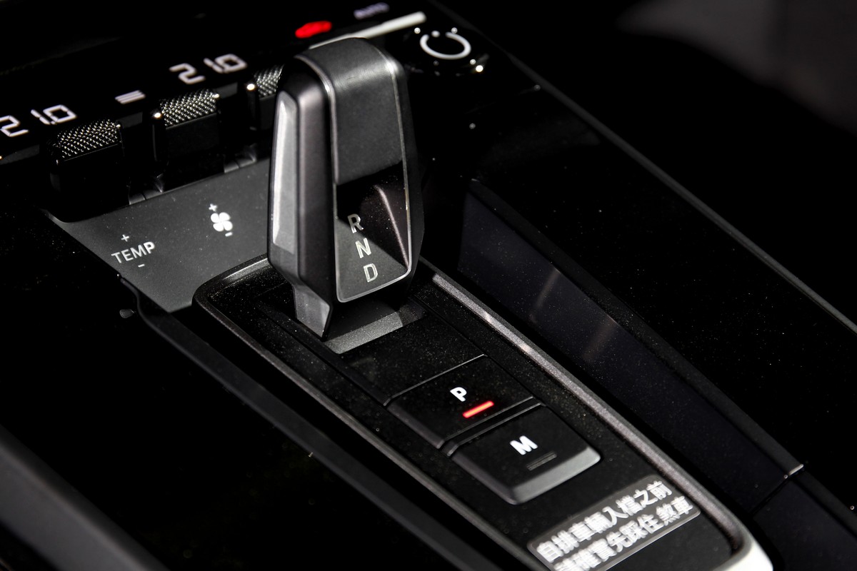 八速PDK雙離合器自手排變速系統換檔反應相當快速。