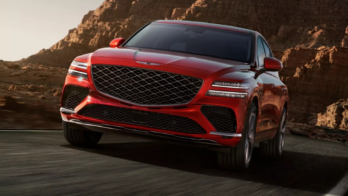 Coupe車型在氣壩下方採用極細的狹縫設計,更有跑車的味道。