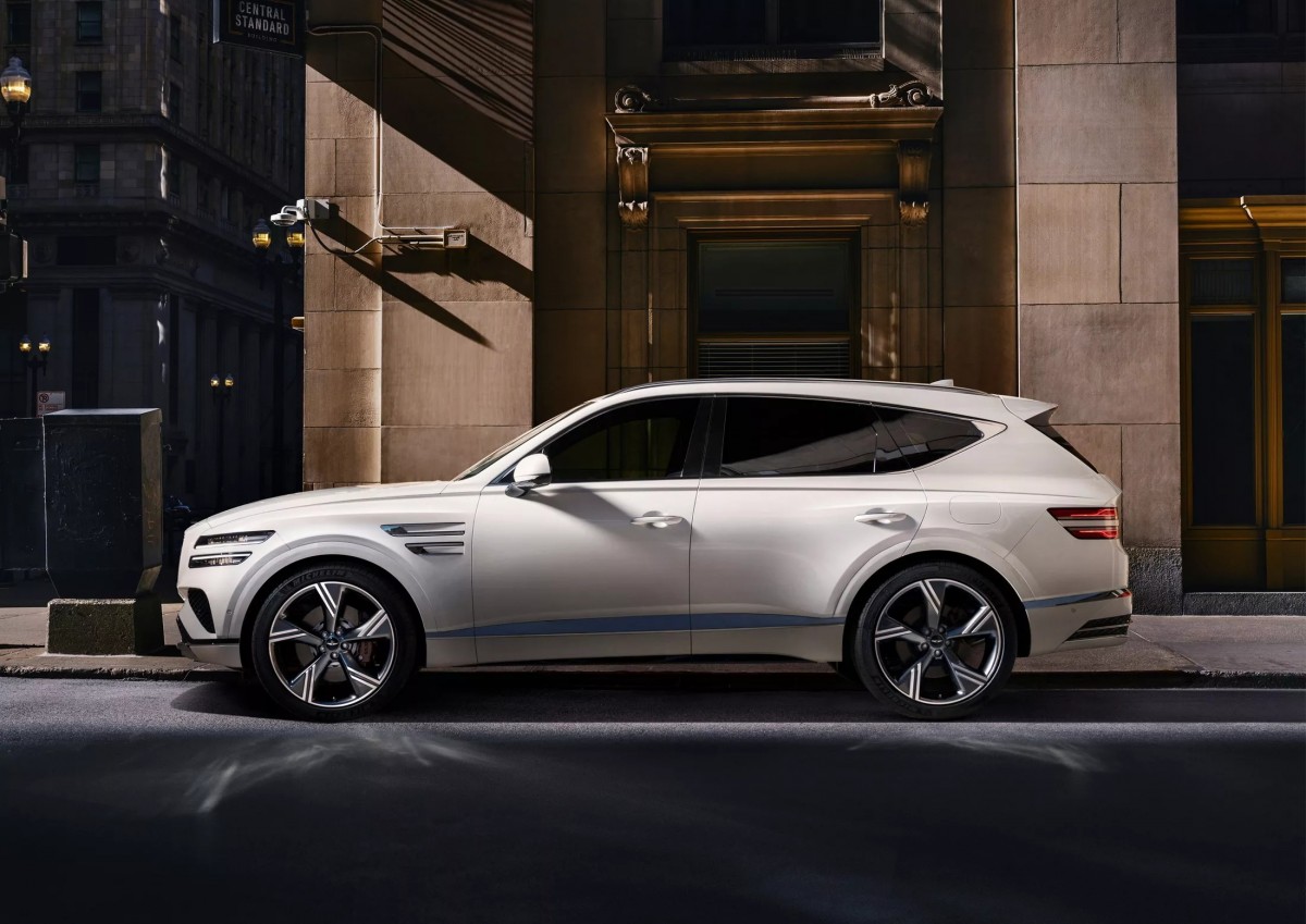 GV80則是比Coupe車型還要高了5mm,最主要差別是在行李架的部分。