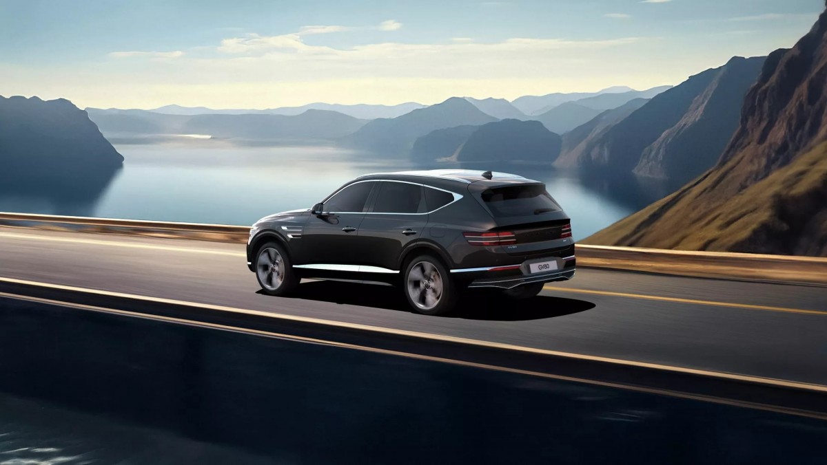 GV80的後方看起來沒有那麼運動,保桿以及排氣尾管的設計也都走精緻高級路線。