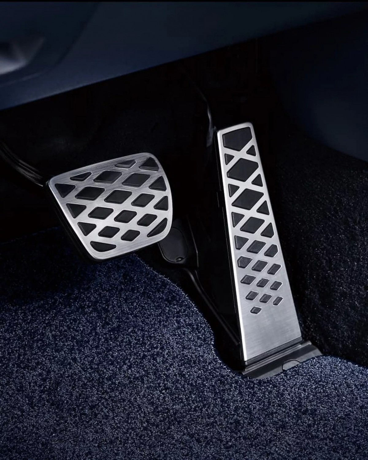 GV80 Coupe踏板採用金屬表面,看起來更有性能味。