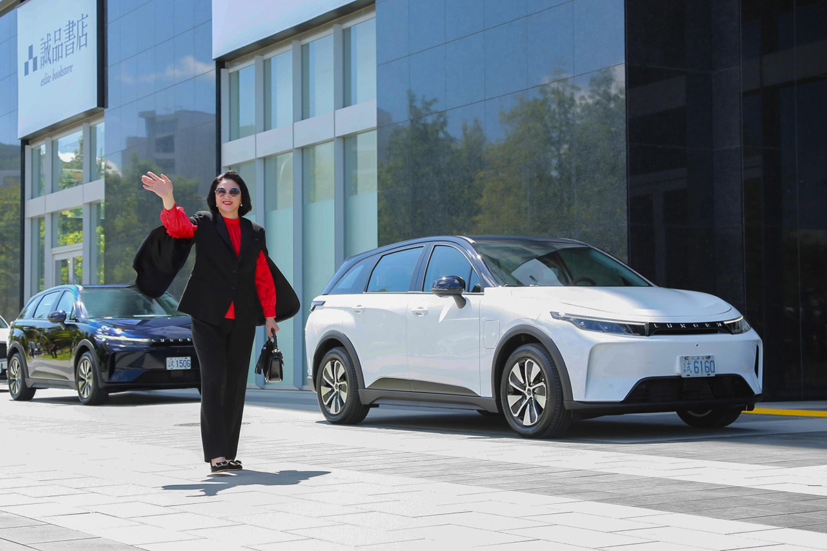 裕隆集團嚴陳莉蓮執行長搭乘電動車款納智捷n7來到新店裕隆城。