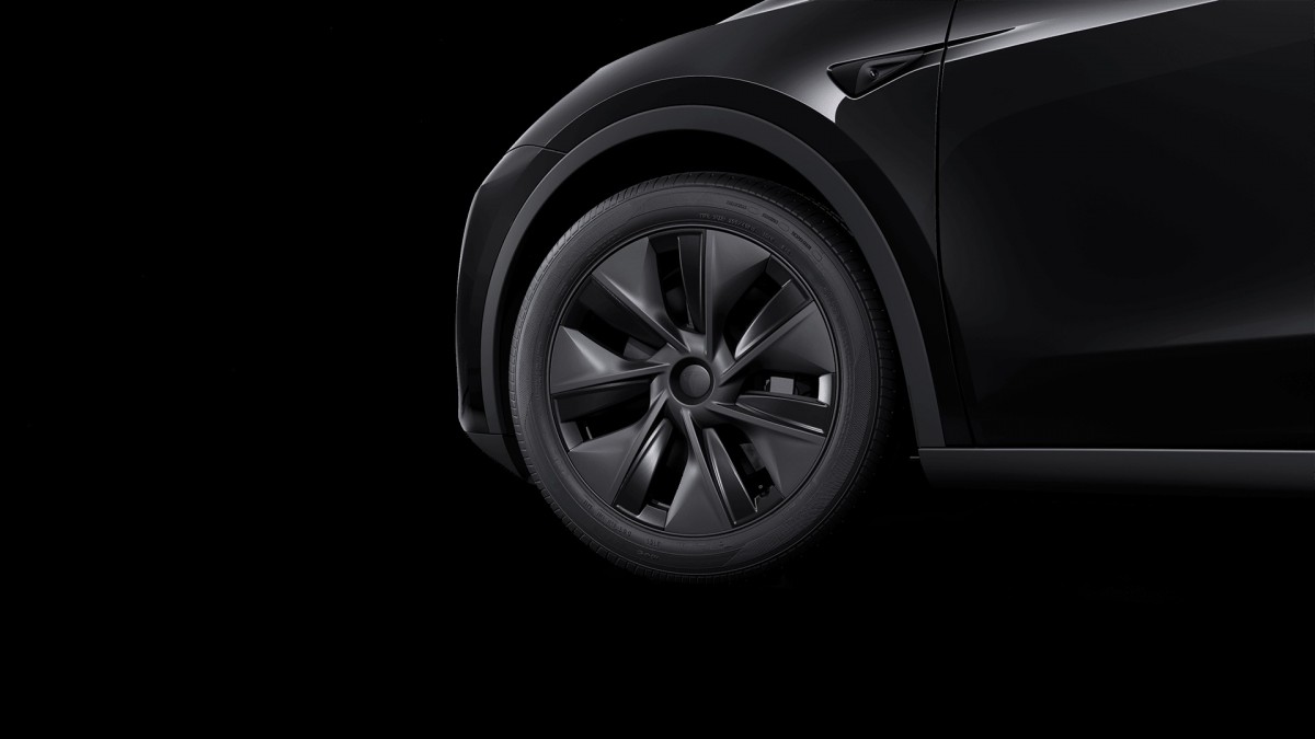 全新19吋的雙子星輪圈好不好看見仁見智,但至少帶來的全新感受。