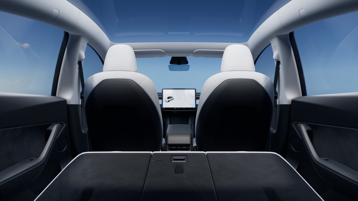 整體的內裝空間依舊一樣,更新幅度不像是Model 3小改款這麼明顯。