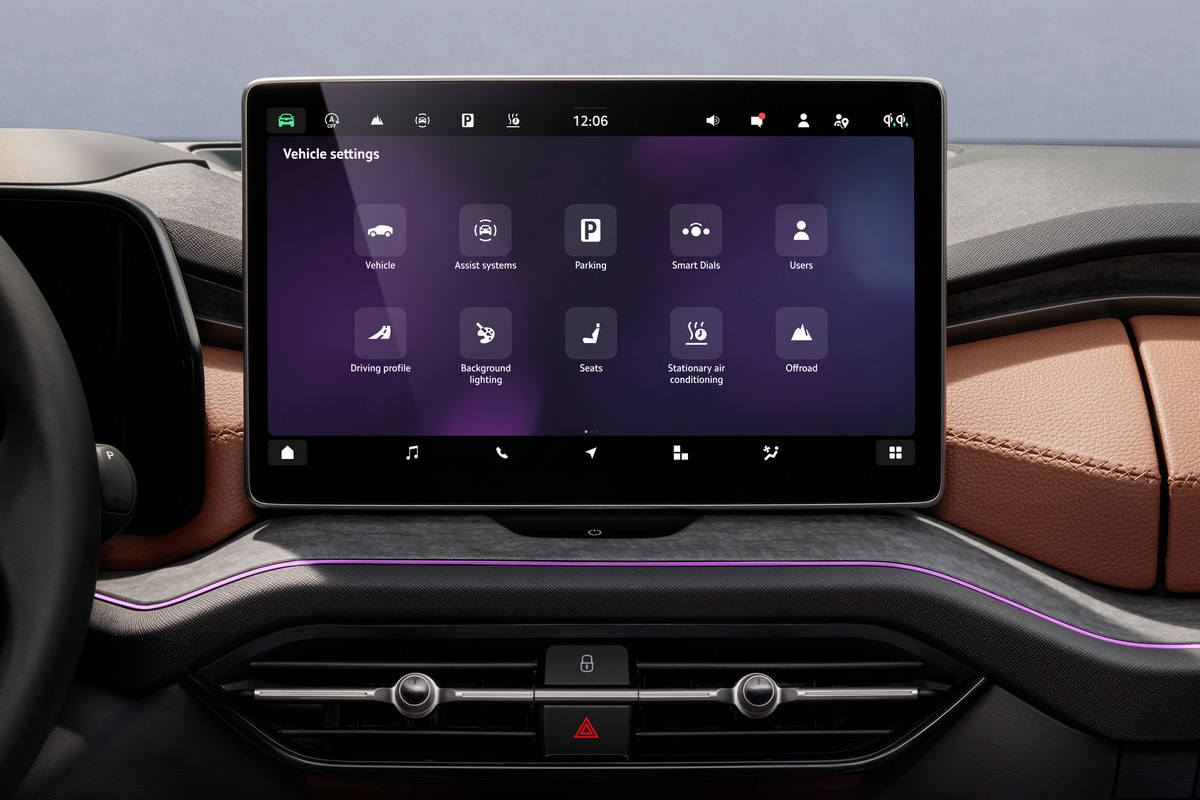 13吋中控螢幕具有更好的辨識效果與介面。