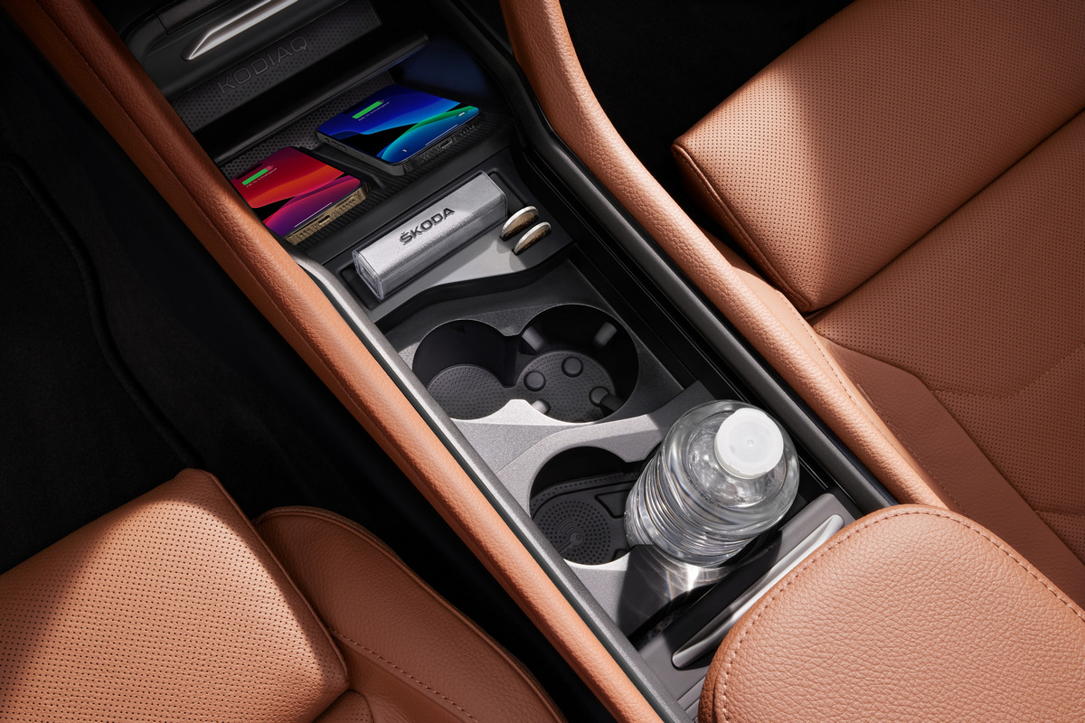 前置物空間可容納兩支手機,並且還可同時進行無線充電。