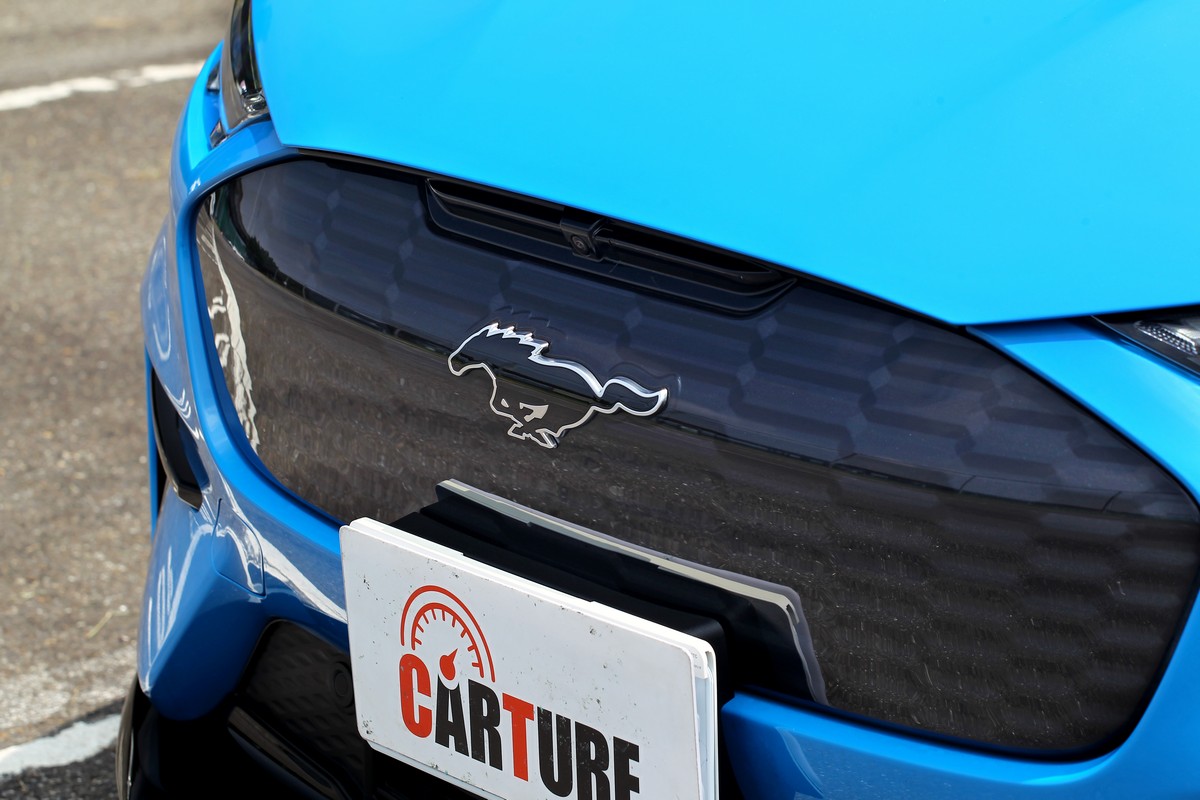 水箱護罩銘牌清楚告知Mustang Mach-E除了是電動也還是野馬。