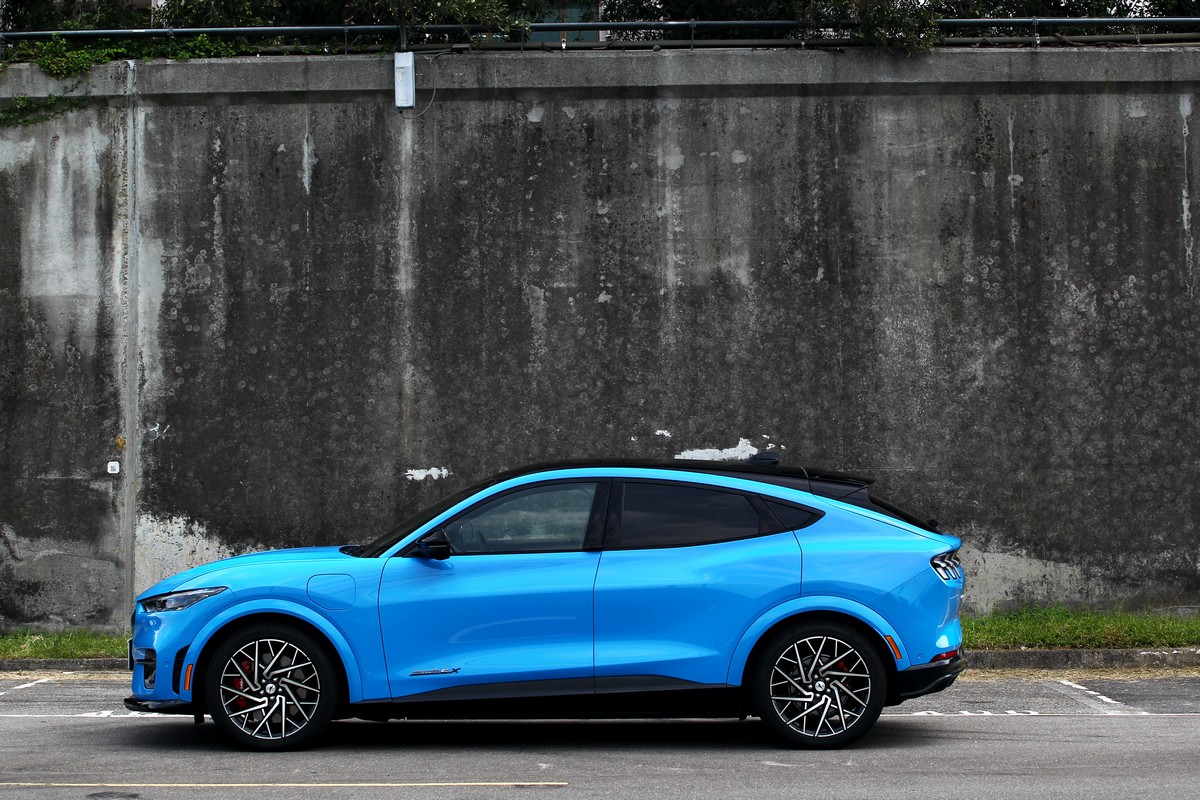 雖是休旅車但Mustang Mach-E長車頭短車尾身形更多像是墊高的跑車。