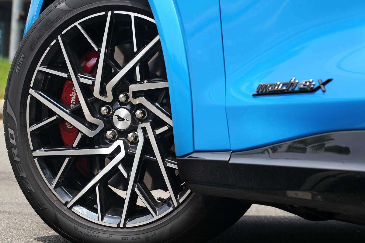 Mustang Mach-E GT配備245/45 R20輪胎。