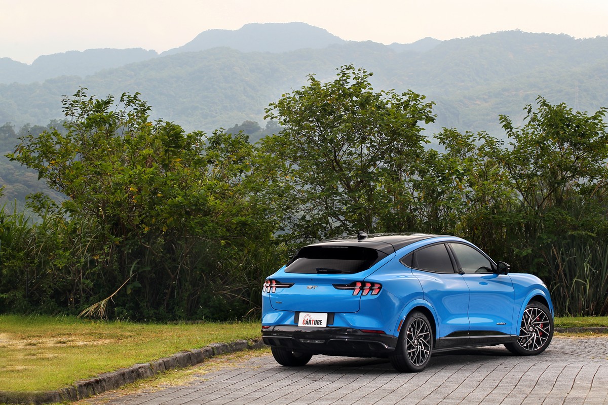 無論車頭、車尾還是肌肉線條,Mustang Mach-E都散發Mustang氣息。