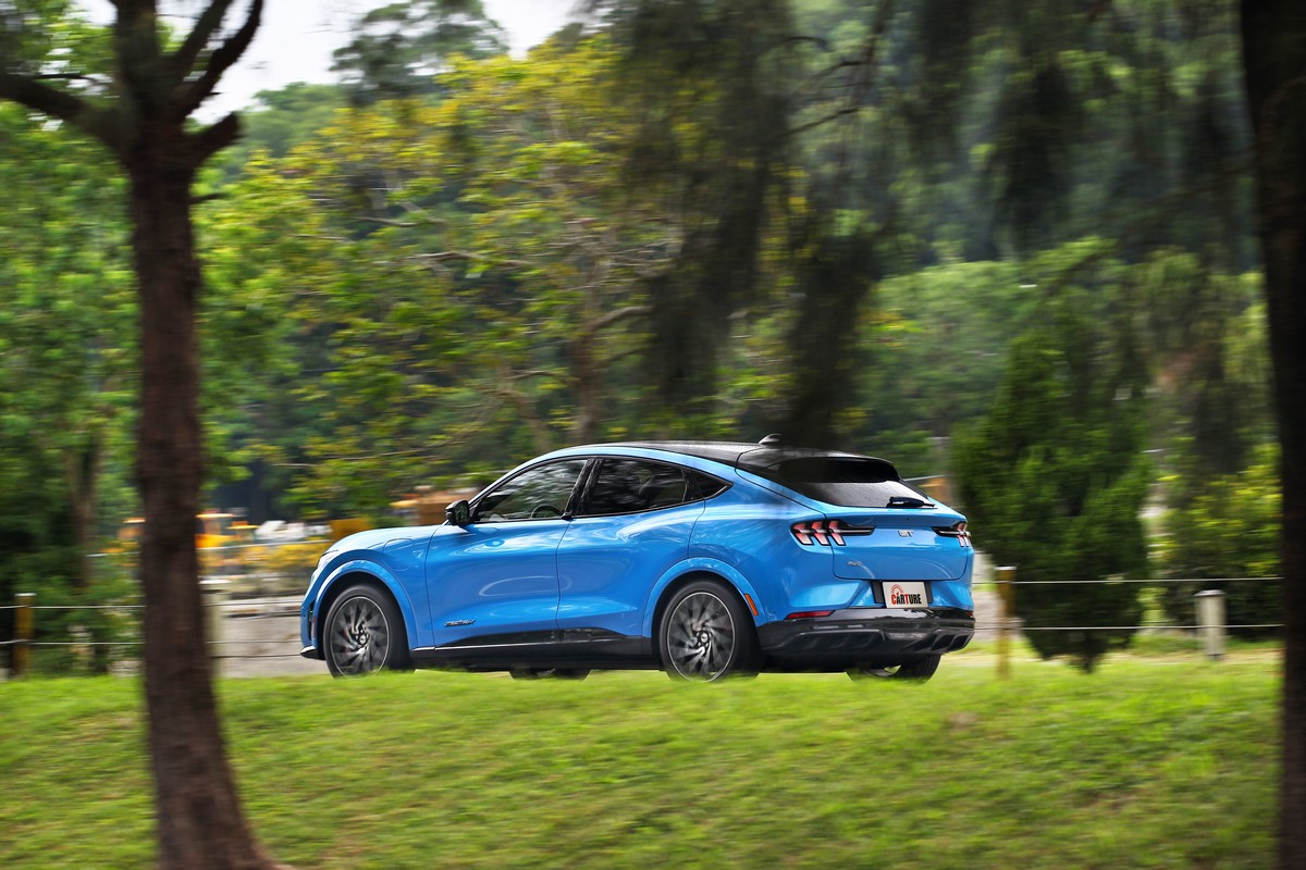 在Whisper模式下開起來相當輕盈迅速,單踏板功能若控制得當也能帶來平穩的減速煞停。