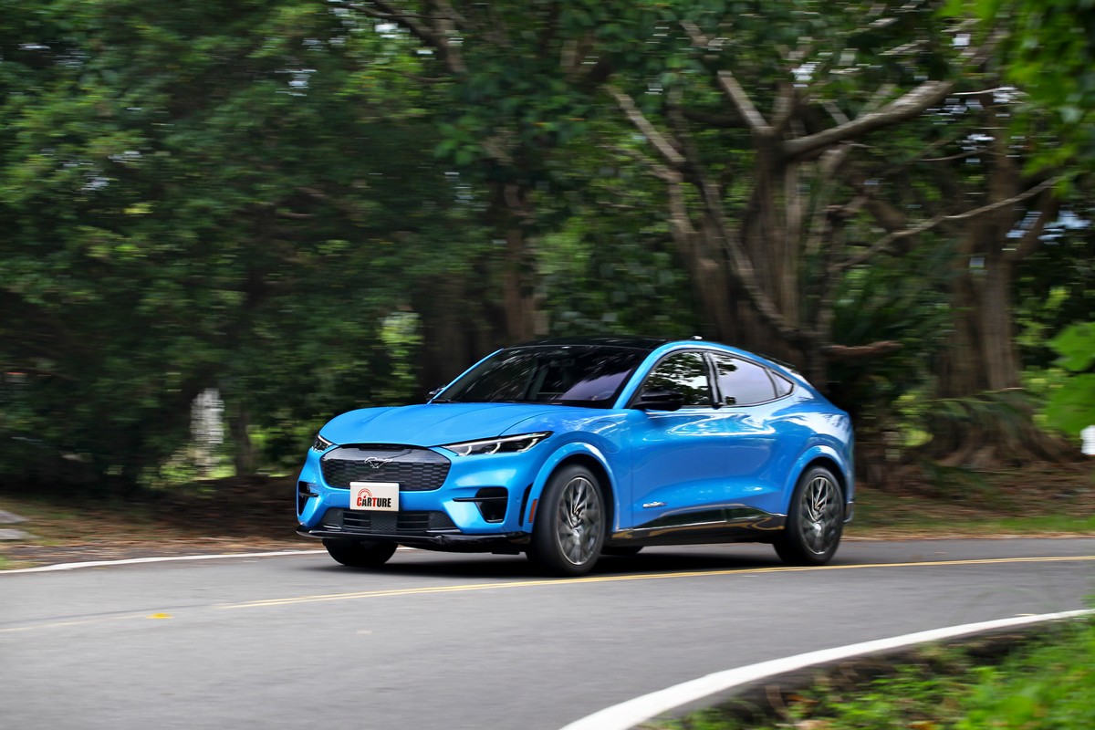 Active模式更積極的輸出與開始活潑的車尾都適合各種道路環境使用。