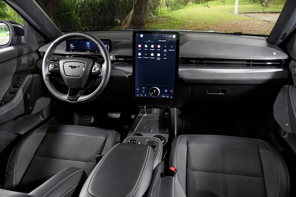 Mustang Mach-E座艙設計相當簡潔且充滿科技氣息。