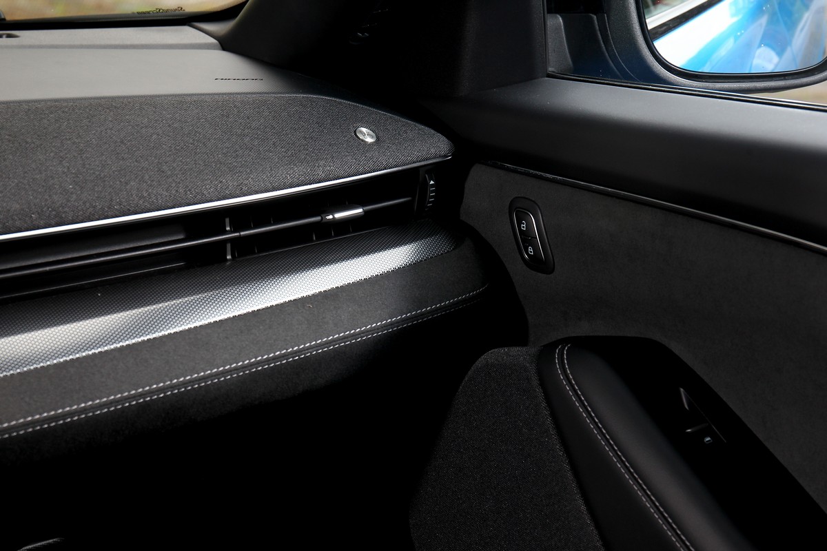 透過鋁質、織布與麂皮等材質打造出討喜質感。