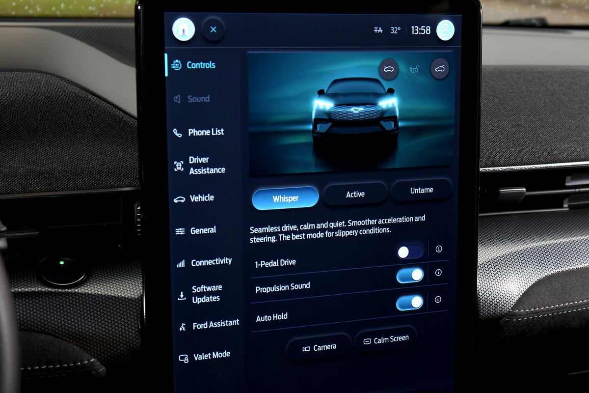 配備15.5吋中控螢幕,看到英文別擔心屆時交車會是中文化。