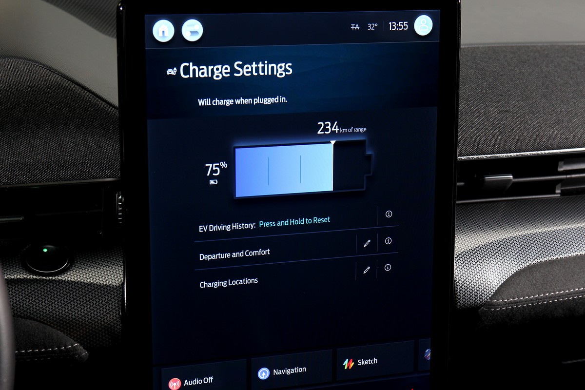 電量資訊、駕駛輔助燈能在螢幕觀看,不僅如此還有小遊戲可以玩。