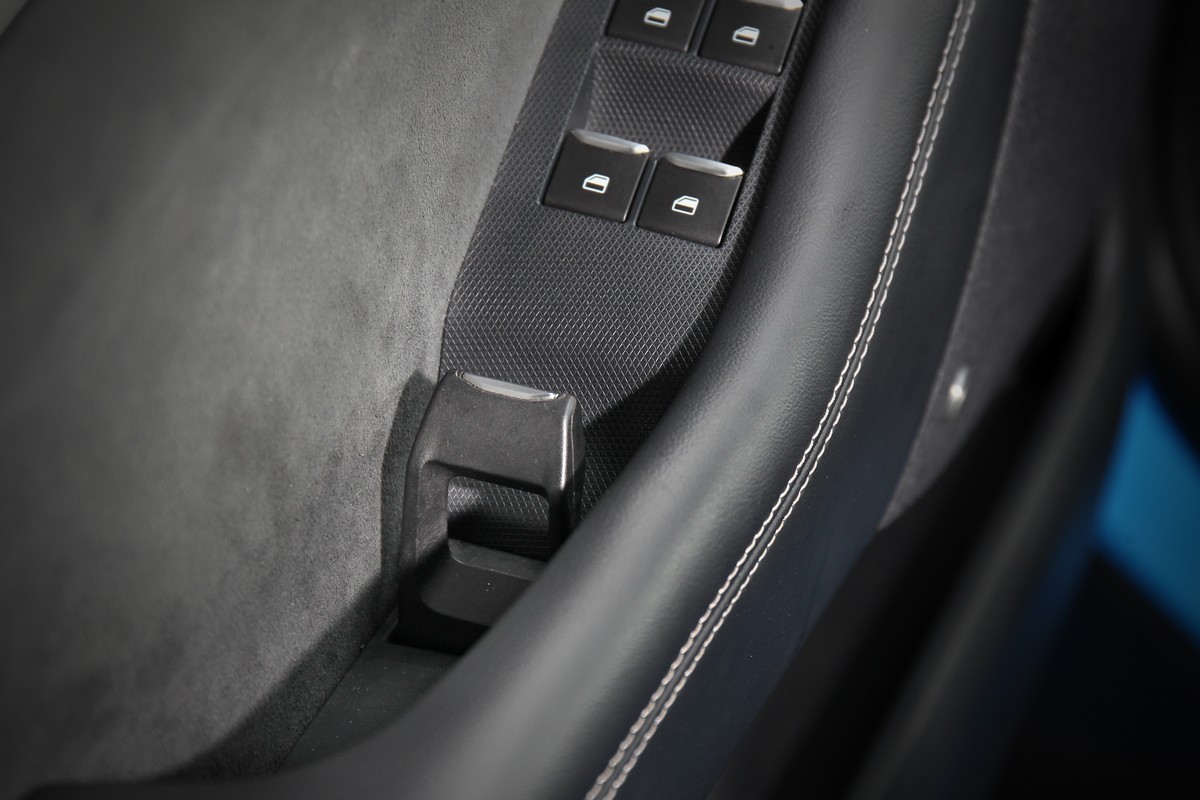 車內開門把手也相當獨特。