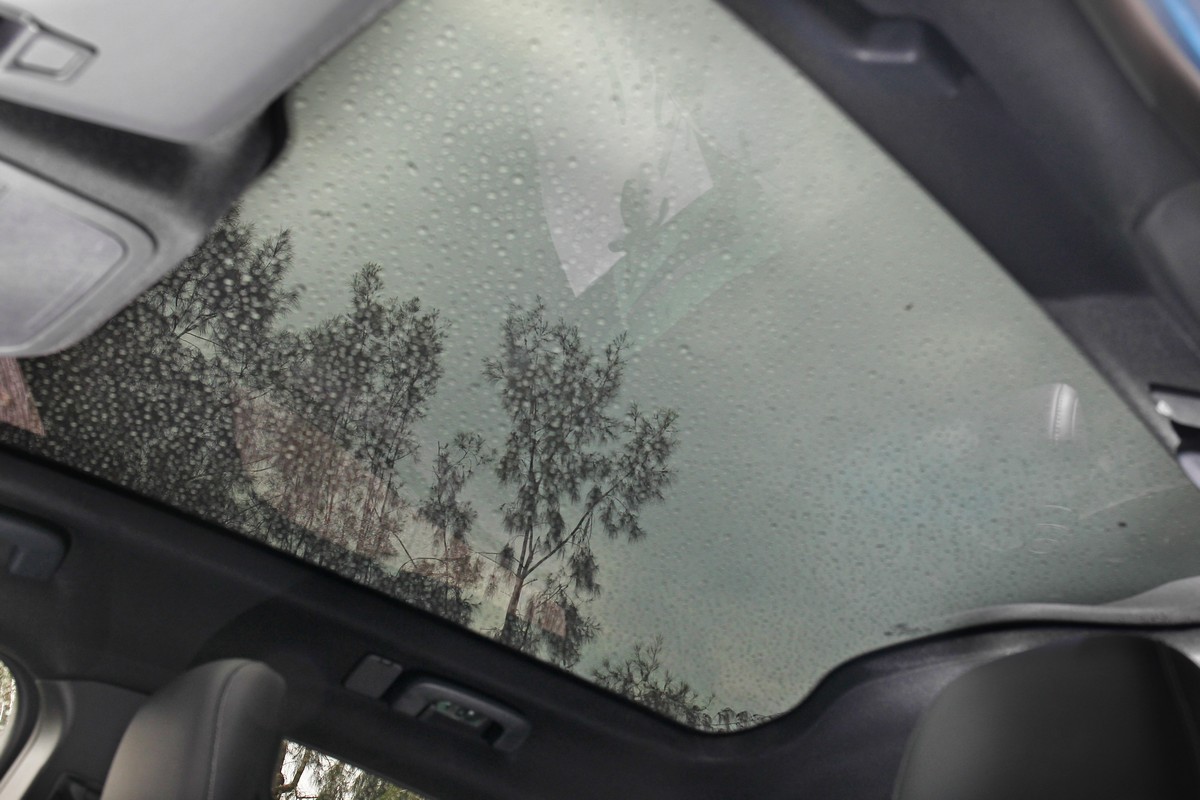 全景玻璃車頂採用Low-E特殊塗層技術,既使大太陽也不會熱。