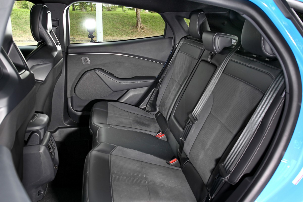 2,984mm軸距帶來寬敞的後座空間。