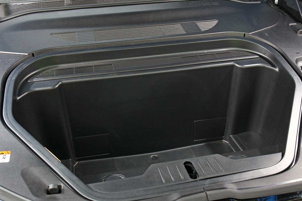 前行李廂為100公升,後行李廂則有519~1,420公升。