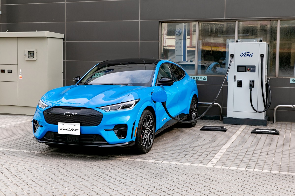 Mustang Mach-E GT搭載91kWh電池,具有486公里續航里程(WLTC),使用150kW CCS2直流快充可於45分鐘將電量從10充至80%。