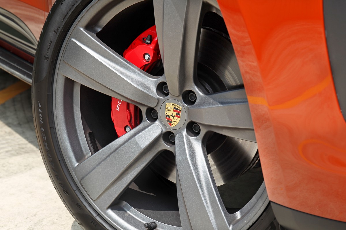 原本為20吋試駕車選配21吋Exclusive Design Sport輪圈。