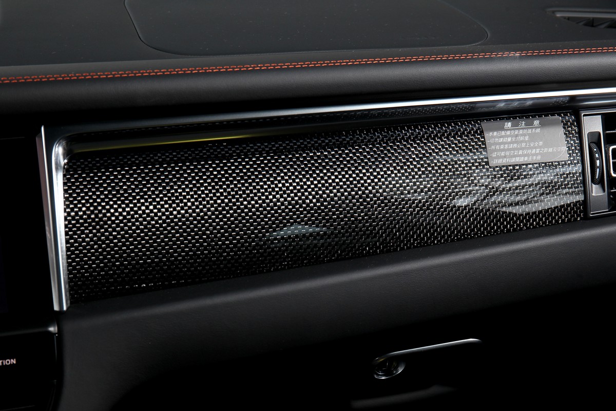 碳纖內裝飾板套件讓座艙多了性能氣息。