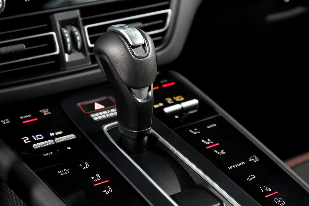 排檔桿造型有小改,鞍座按鍵改為觸控。