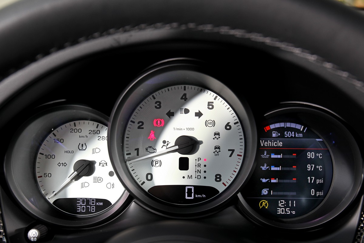 儀表並未隨著小改而改成數位樣式。