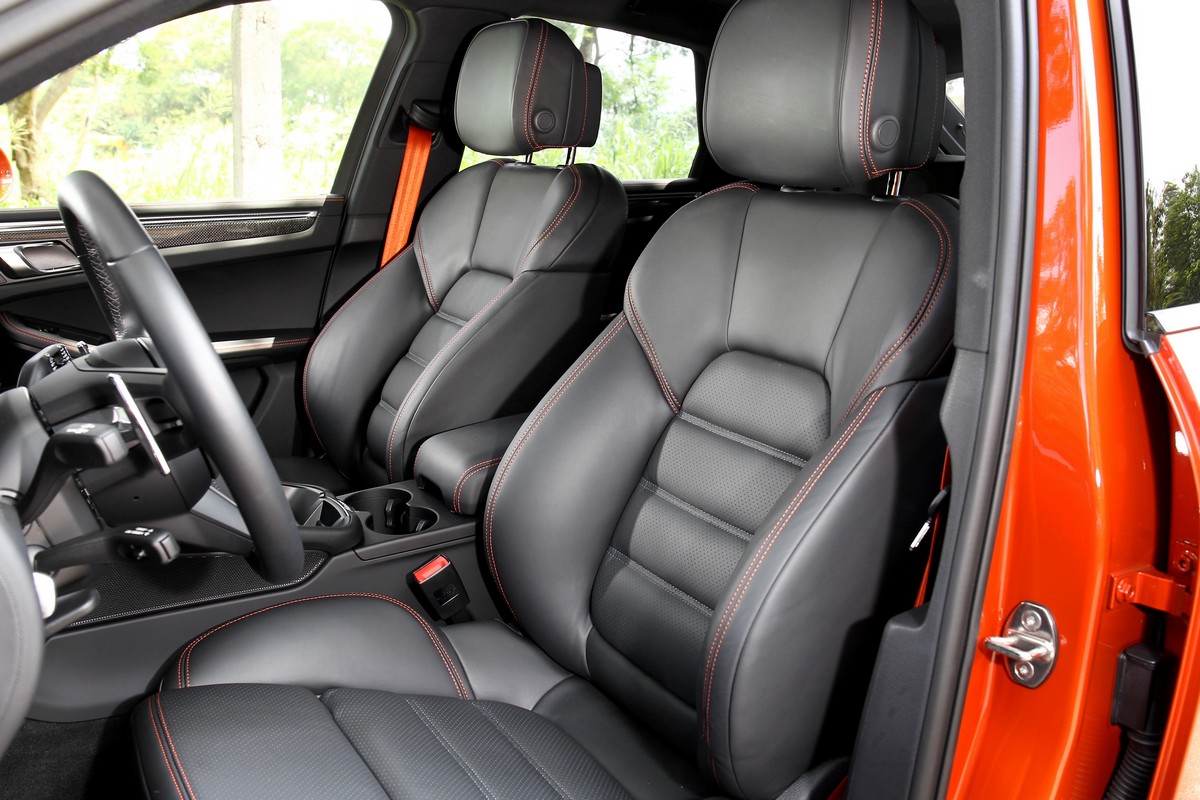 為呼應選配的金屬木瓜橘車色,座椅當然也要選木瓜橘色縫線,同時試駕車也選配雙前座十八向電動調整跑車座椅。