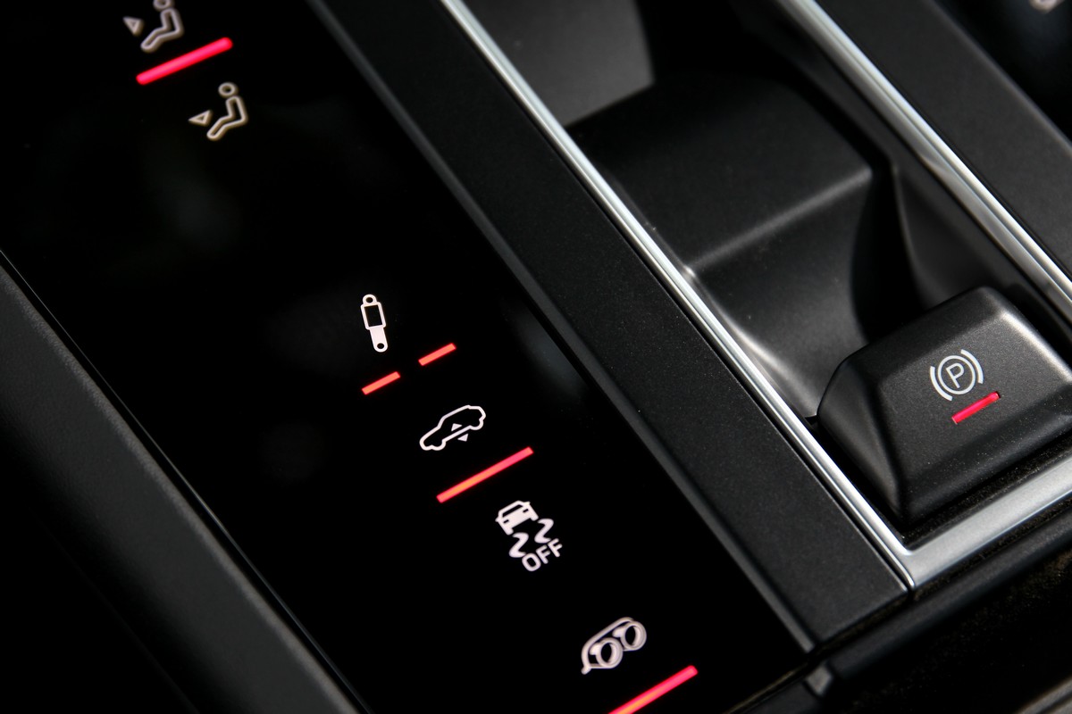 Macan S標配PASM主動式懸吊調整系統,試駕車型則還有選配主動式氣壓懸吊系統。