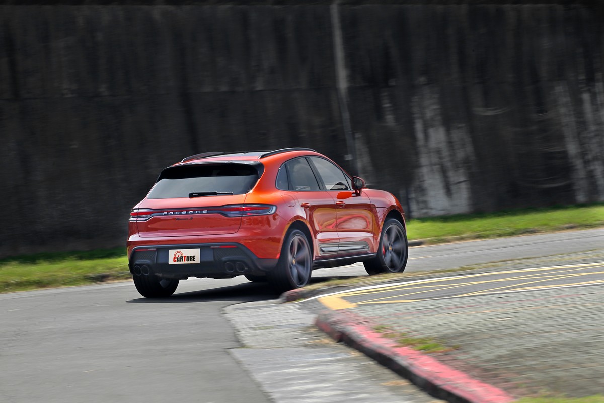 一般道路有著相當舒適的乘坐感受,操駕也有沉穩的表現。