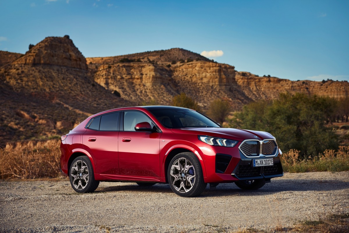 iX2基本上長相一致,不過水箱護罩可以馬上辨別出兩者差異。